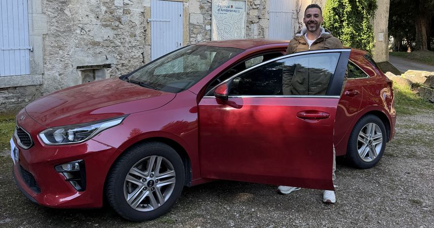 Kia Ceed rouge livrée à son acheteur